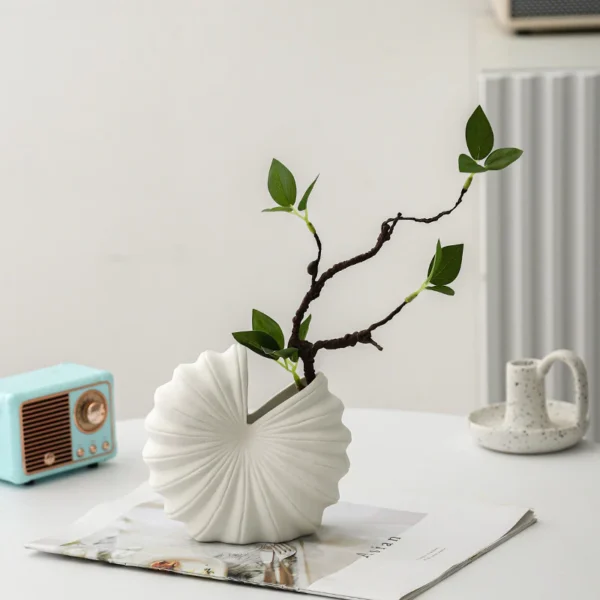 Nordic Flower Vases Shell Shaped Ceramic Vessels Stripe Pattern Vase with Handle